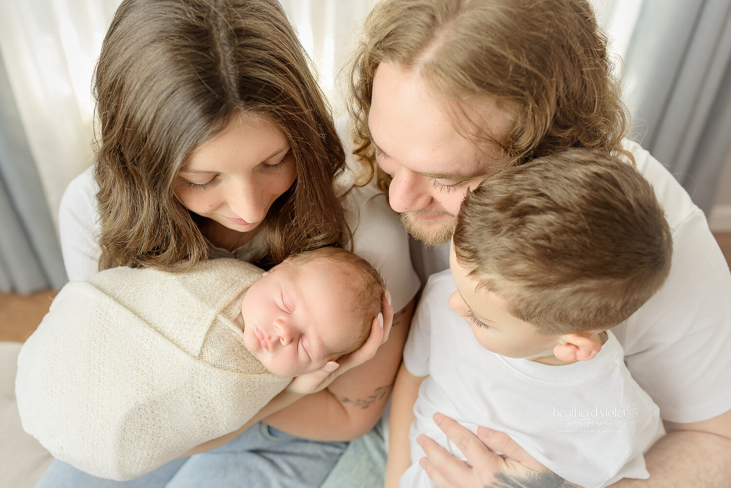 Should siblings be in newborn photos?